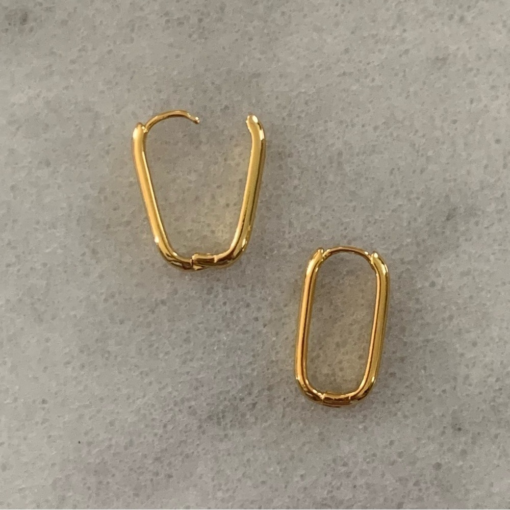New Drop! Bella Oval Gold Oval Hoop Earrings Brand New - Picture 3 of 3